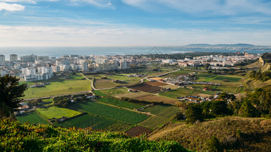 全景城市特茹从卡帕里海岸的MiradouroAldeiadosCapuchos看大里斯本的高透视图辛特拉的AlmadaPalac图片