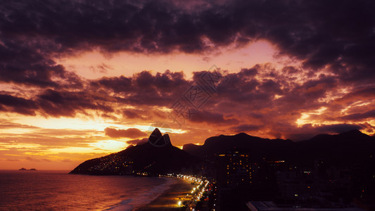 城市明信片巴西里约热内卢伊帕玛和勒布隆海滩美丽的洋红色日落联合国教科文组织世界遗产巴西里约热内卢伊帕玛和勒布隆海滩美丽的洋红色日图片