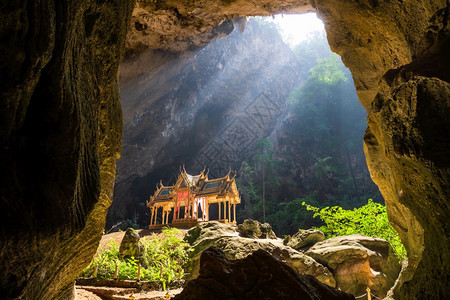 惊人的那空树泰国PrachuapKhiriKhanKhaoSamRoiYot公园令人惊叹的PhrayaNakhon洞穴是中阳光下图片