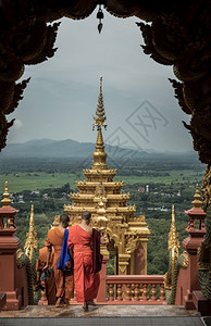 2019年月4日佛教僧侣在泰国兰邦LampangA寺庙的WatPhraDoiPhraChan大门下行在泰国北部一座山顶上内部的陈图片