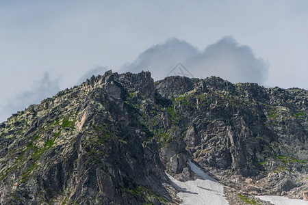 高地在阳光明媚的天山地风景与蓝天空对冲穿越夏季的野岩漫步在山地风景中明亮的草图片