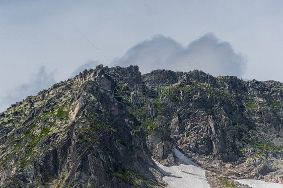 高地在阳光明媚的天山地风景与蓝天空对冲穿越夏季的野岩漫步在山地风景中明亮的草图片