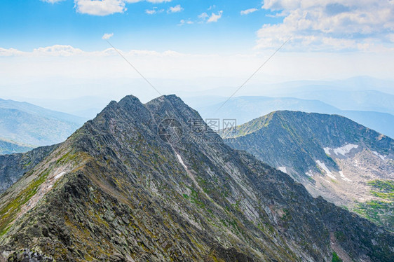 范围摄影峡谷在阳光明媚的天山地风景与蓝天空对冲穿越夏季的野岩漫步在山地风景中图片