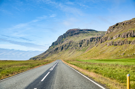 夏季横跨冰岛乡村的美丽道路谷颜色曲线图片