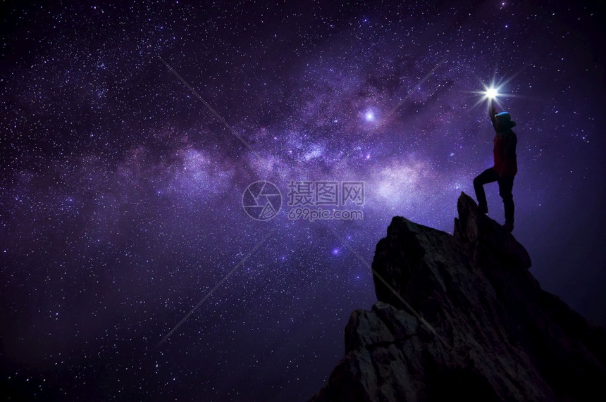 银河系星和宇宙中的太空尘成功领先概念导者在顶端站岩石山峰上与银河系恒星和宇宙中的空间尘埃对立成功自然星系最佳图片