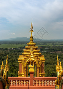 佛教2019年月4日泰国兰邦LampangA寺庙顶的WatPhra门下云蓝天空森林地貌没有重点具体说来没有重点在Thailand图片