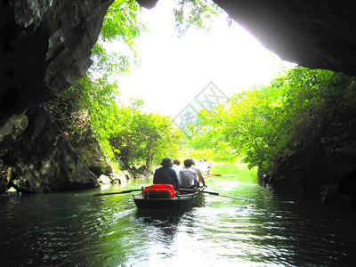 晴天风景优美NINHBINHVIETNAMJULY20名身份不明的游客在2013年7月日七十的TRangA上旅游图片