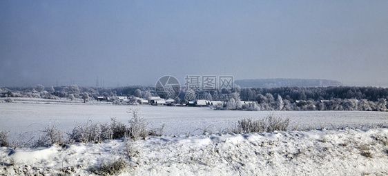 天空冬季风景雪覆盖田地混合森林降雪和冻后树木枯萎细叶松树冰雪和的枝状寒冷冬季天气还有雪离开户外图片