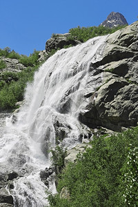 伟大的天水色阿利贝克瀑布Dombay山脉北高加索图片
