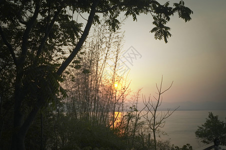 自然为了堤泰国Kanchanaburi的KhueanSrinagarindra公园美丽的日落环境以及度假休息时间旅行的天空图片