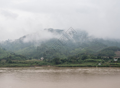 田园诗般的高山谷大片宁静河流冬季清晨泰国边境大雾多半为烟泰国边界早期的溪流图片