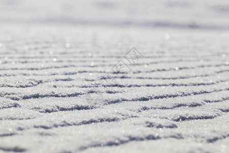 离奇的季节冰雪表面冬季过去降雪后下漂流形成强风在地表上的异常现象照片以浅深的田地角向上贴近抽象的图片
