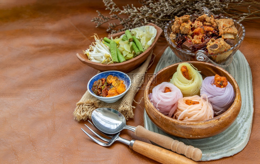 一顿饭咖喱含辣猪肉酱或NamngiaoRiceNoodle传统泰国北部玉米面的条Namngiao有典型的辣味和香口配有泰国蔬菜辣图片