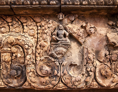 地点精神世纪在吴哥瓦克斯附近BanteaySrei寺庙一栋小建筑物入口上方的其他细节中雕刻了佛像图片