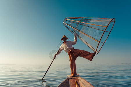 状态竹子缅甸河旅行目的地缅甸竹船上渔夫以传统方式与手工制作的Inle网湖捕鱼使用手工制造的Inle湖缅甸旅游目的地印度支那图片
