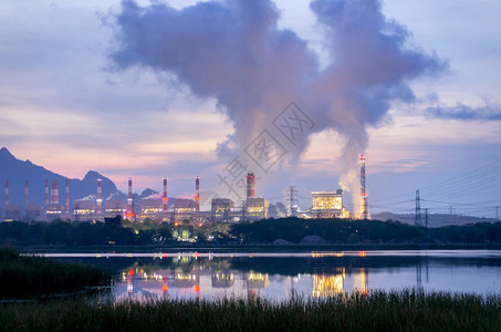 在大面积的煤炭发电厂上方的蒸汽烟雾机器正在用云和美丽的清晨发电空气污染燃煤电厂上空气中的烟雾而燃煤电厂以上空气中的烟雾工厂环境建图片