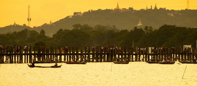 人们跨度位于缅甸阿马拉普附近的Taungthaman湖缅甸的阿马拉普缅甸陆地标志附近旅游者很欢迎东南亚旅游观光概念在日落时Ube图片