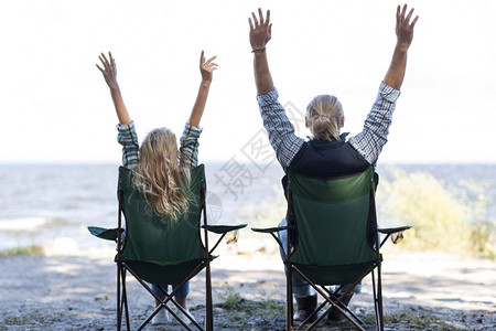 双对坐椅和举手空气健康女坦率图片