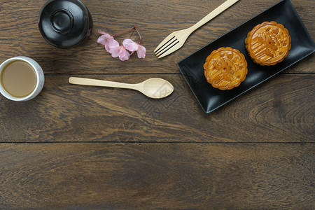 中式传统节日美食月饼图片