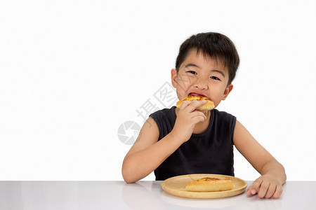 亚洲人男孩乐于吃披萨热奶酪融化在白色背景的木垫上拉伸美味的年轻图片
