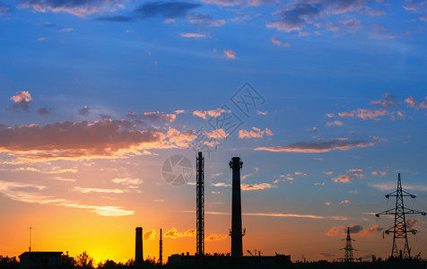 风景优美力量热的日落时景色城市风热电站和线塔管的休眠与多彩天空对抗工业背景复制空间选择重点工业景观有针对矿石的塔休全图片