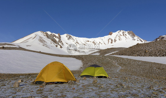 离开户外顶点登山前一天游客帐篷在土耳其中部安纳托利亚市中心的埃尔西耶达格脚旁照耀着旅游者的帐篷土耳其的旅游帐篷位于土耳其中部埃尔图片