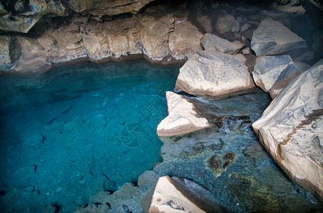 冰岛格约塔贾洞穴和地热泉游客山结石图片