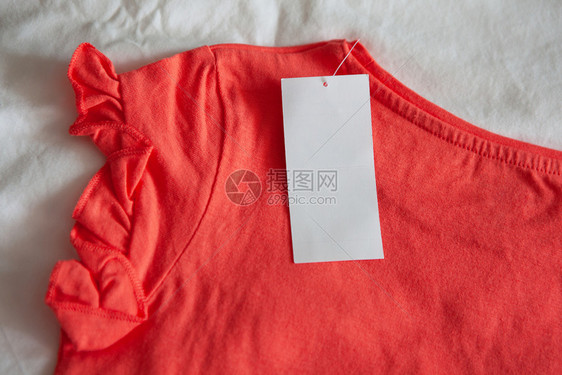 带有白色背景标签的新粉红孩子或妇女T恤衫概念购物夏季销售折扣有机棉衣回收服装等项目莫斯科线程棉布图片