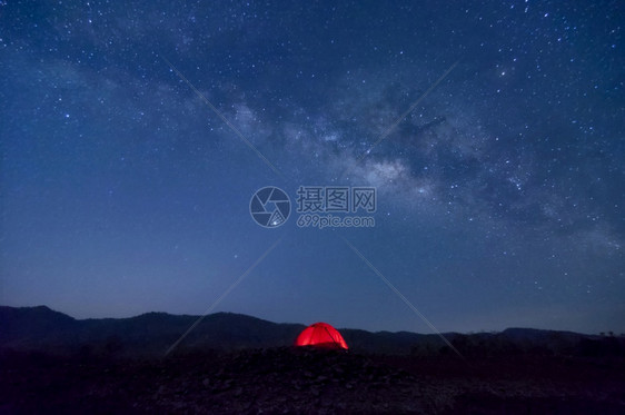 夜晚星空下的红帐篷图片