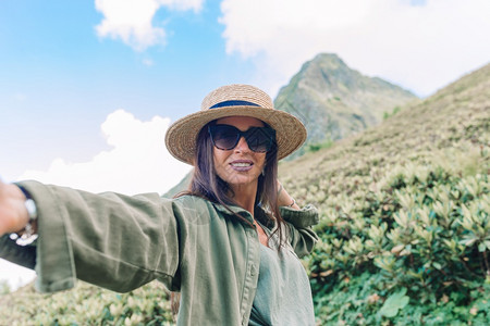 户外天气美丽快乐的年轻女子在索道山上的电梯自拍美丽的风景索契图片