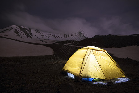 远足登山前一天晚上游客帐篷在土耳其中部安纳托利亚市中心的埃尔西耶达格脚旁照耀着旅游者帐篷土耳其的旅游帐篷位于土耳其中部埃尔西耶山图片