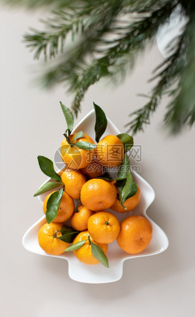 圣诞树盘子里的橘子图片