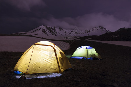石头夜晚黄色的登山前一天晚上游客帐篷在土耳其中部安纳托利亚市中心的埃尔西耶达格脚旁照耀着旅游者帐篷土耳其的旅游帐篷位于土耳其中部图片