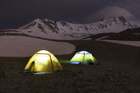 登山前一天晚上游客帐篷在土耳其中部安纳托利亚市中心的埃尔西耶达格脚旁照耀着旅游者帐篷土耳其的旅游帐篷位于土耳其中部埃尔西耶山脚下图片
