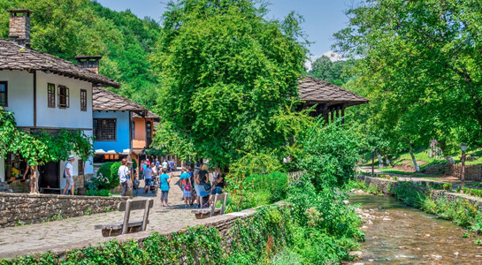空气自然保加利亚Etar建筑工程民族地理综合体的手工艺人街保加利亚一个阳光明媚的夏季日保加利亚Etar建筑工程民族历史综合体工匠图片