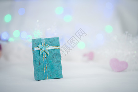 白皮bokeh背景的礼品盒并有季节问候圣诞快乐或新年选择点的复制空间被涂地毯模糊圣诞节图片