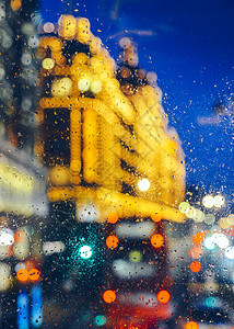 情绪忧郁的抽象背景与散焦的灯光景在英国伦敦窗玻璃的雨滴后面由于景深较浅专注于几滴在英国伦敦散焦的灯光景情感忧郁抽象背景在窗玻璃的图片