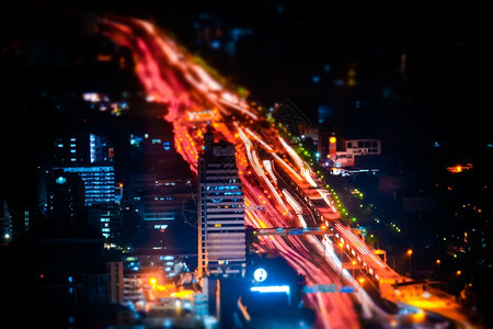 高速公路颜色景观泰国曼谷街对面的摩天大楼和城市交通灯光照亮风景全以及横跨泰国曼谷街道的城市交通图片