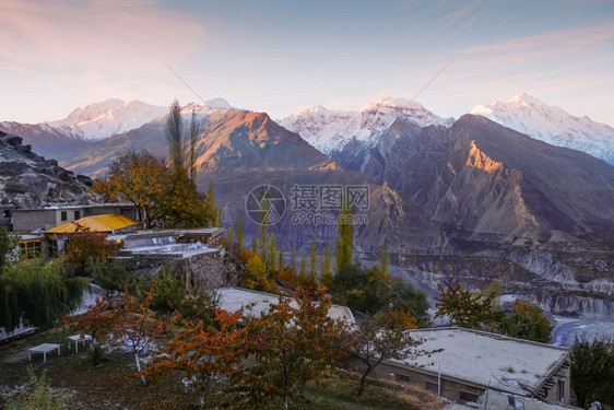 徒步旅行暮在巴基斯坦GilgitBaltistan的秋天看到多彩树木巴基斯坦卡拉科姆山脉Rakakoram山丘上的Rakapos图片