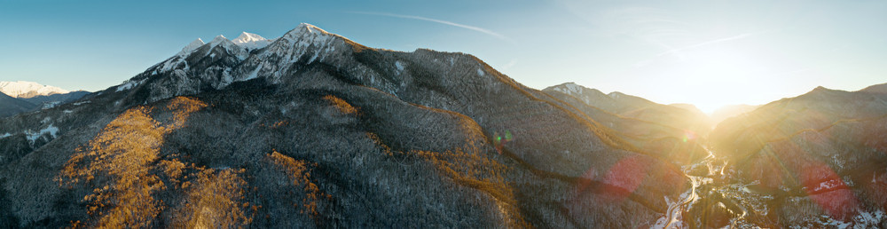 卡拉斯雅在日落最后的金光下俄罗斯索契苏和俄罗斯山坡克拉纳亚波山脉周围自然冬天图片
