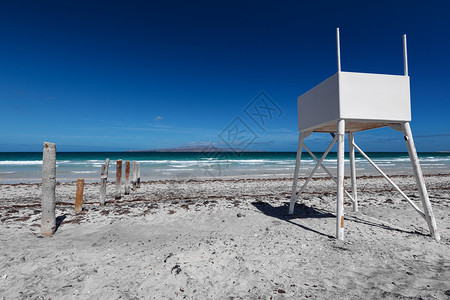 救援娱乐墨西哥拉巴斯附近的PlayaElTecolote海滩景观与白色救生员对面海的白保护站埃尔图片