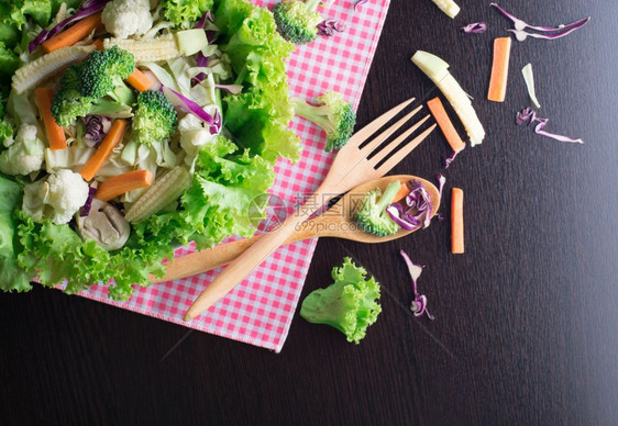沙拉煮熟的混合蔬菜有胡萝卜花椰菜紫卷心生清洁食品概念油图片