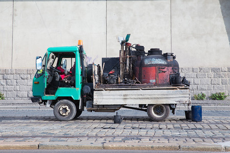 修理正在进行中一辆工作车铺在2019年4月6日旅行社照片旁边的投球站工人高速公路压实机图片