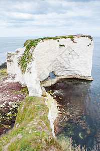 老哈里岩是三个粉笔结构包括堆叠和树桩位于Dorset的Purbeck岛墙纸老的美丽图片