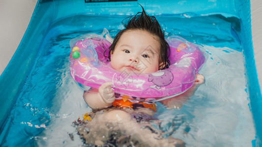 新生婴儿游泳圈游泳图片