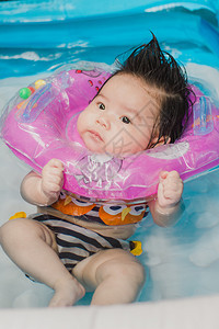 新生婴儿游泳背景图片
