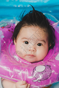 新生婴儿游泳圈游泳图片