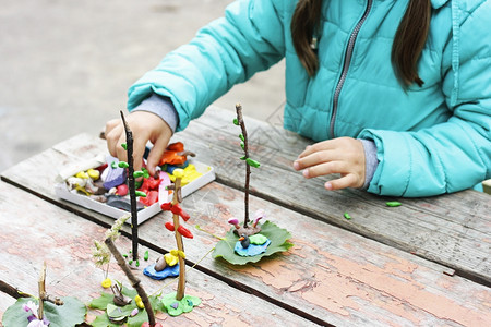 童年夹克黏土儿用粘和各种形状的天然材料玩儿童在散步时从塑料雕中成像在步行过程中儿童用粘土和各种形状的自然材料玩耍儿童用塑料雕图片