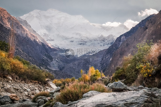 宁静远足范围巴基斯坦GilgitBaltistan的Nagar山谷背景地带卡拉科姆山脉上雪盖着拉卡波希山的野生地区图片