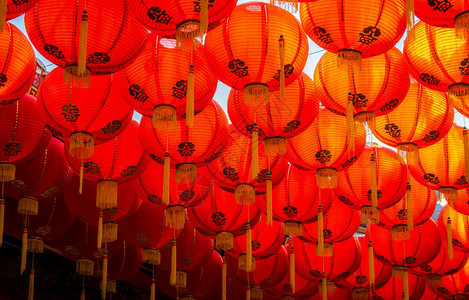 镇神社快乐的中华圣迹国新年节红灯的装饰古艺术上面写着中文字母上帝保佑是财富祝福的赞美是泰国一个公共场所图片